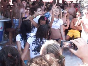 Толпа девушек на пляже раздевается догола