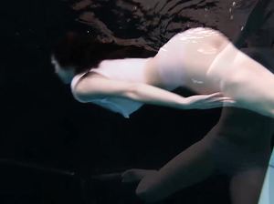 Рыженькая девица устроила эротическое шоу под водой