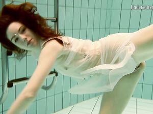 Девка с маленькими сиськами в прозрачном платье под водой