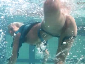 Света показывает красивую грудь под водой