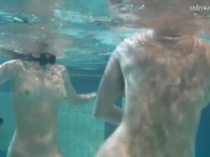 Русская красотка под водой раздевается