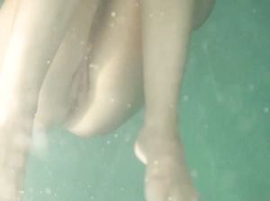 Сексуальное шоу под водой от крошки с бритой киской