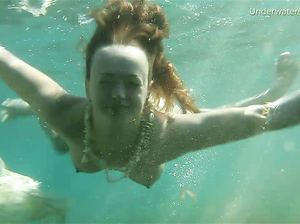 Елена голой купается и позирует под водой