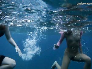 Обнаженные худышки плавают под водой около яхты