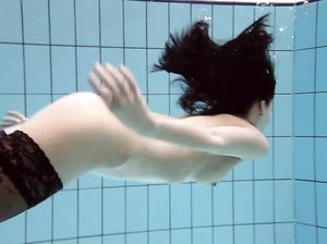 Экстремальная эротика под водой от крошки в чулках