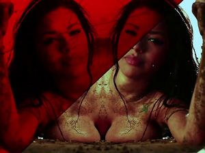 Горячее представление темноволосой сисястой куколки