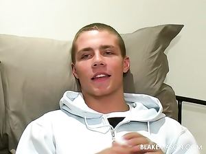 Красивый парень гей балдеет от собственной дрочки в спальне