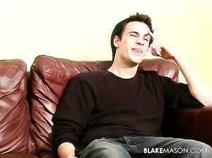 Кареглазый голубой парень показывает на камеру свой онанизм