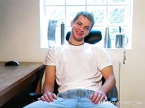 Красивый парень гей показывает свой член