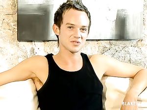 К парню гею не пришел его дружок, поэтому он решил подрочить в одиночестве