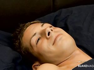 Юный голубок доводит себя до оргазма рукой