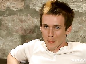 Ухоженный гламурный гомик присел чтобы подрочить