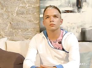 Крашенный блондин гомосексуалист снимает напряжение дрочкой