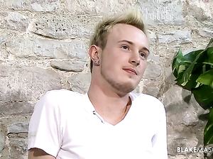 Блондин нетрадиционной ориентации увлекся онанизмом