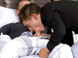 Пидор отсосал своему дружку, а потом встал раком и дал ему в зад