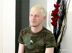 Белокурый красивый гомик спустил джинсы и принялся дрочить себе