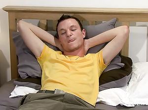 Чувак быстренько подрочил и забрызгал спермой покрывало на кровати