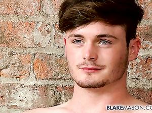 Красавчик жестко онанирует прямо на полу