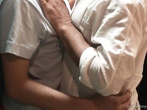 Отец и сын геи трахаются прямо на лестничной площадке