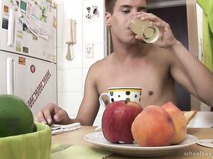 Мужичок оттрахал сына гея на кухне, прежде чем уйти на работу