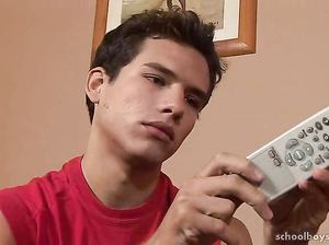 Юный петушок ждет отца с работы, чтобы потрахаться