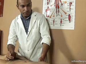 Отец доктор трахнул сына на кушетке