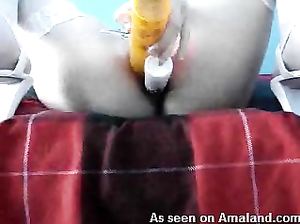 Девка снимает на камеру свою дрочку