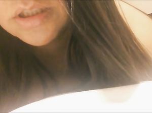 Крошка случайно включила селфи камеру, когда мастурбировала