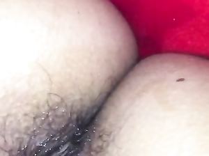 Возбужденная цыпочка истекает смазкой, лаская себя