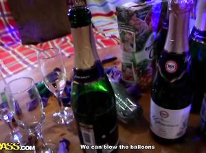 Русские студенты напиваются на вечеринке в честь Нового года