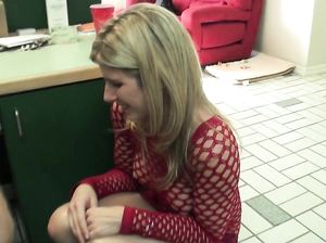 Женщина в позе наездницы довела парня до оргазма