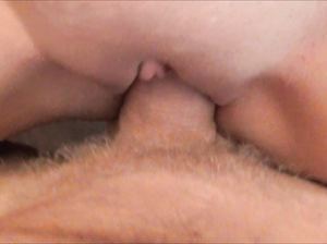 Стройная белокурая девка сосет от первого лица