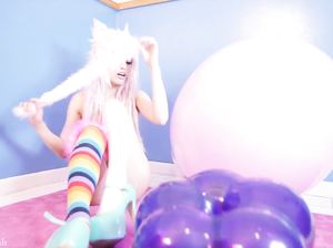 Неформалка с красивыми ножками развлекается полуголая