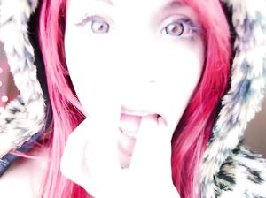 Самка с крашеными волосами ебет пальцами манду