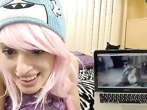 Ненасытный жеребец трахает блонду в прикольной шапке