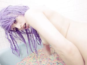 Шмара мастурбирует в джакузи и бурно кончает