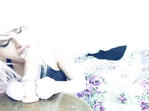 Девушка измазала самотык сливками и облизывает его