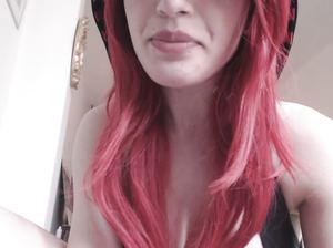 Самка с необычными волосами показывает на самотыке как делать минет