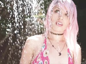 Телочка с  красивой попой активно танцует и раздевается