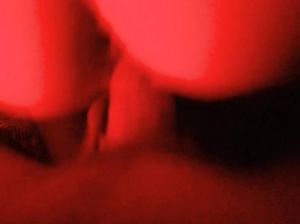 Мужик крупным планом снимает на телефон, как он ебет раком жену