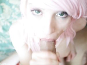 Юная развратница с розовыми волосами берет в рот член нового дружка