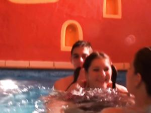 Две красотки трахаются с мускулистыми студентами в бассейне