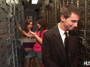 Женщина трахается с банкиром в отделе для ячеек с ценностями