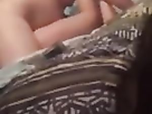 Пара снимает на камеру свой семейный классический секс