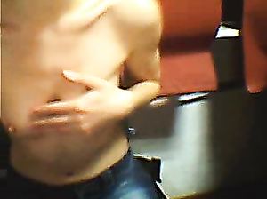 Самка с маленькой грудью ласкает себя в привате