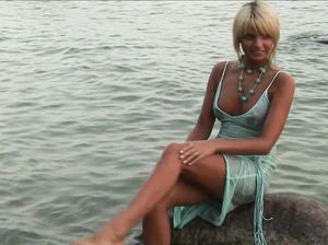 Девушка с красивым загаром мастурбирует в реке