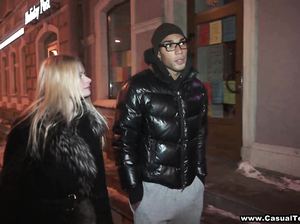 Смуглый пикапер трахает красивую блондинку за вознаграждение