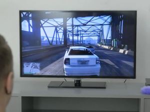 Стройная брюнетка отвлекла парня от игры и трахнулась с ним в попу