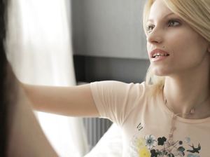 Две милые самки трахаются с парнем во все дырочки