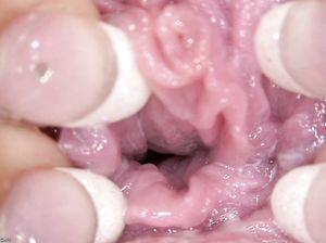 Саша показывает вагину крупным планом и дрочит клитор